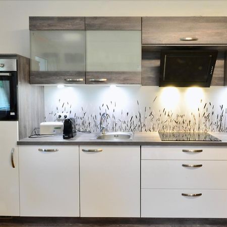 Apartamento New With Parking And Metro In Front Of The House Viena Exterior foto